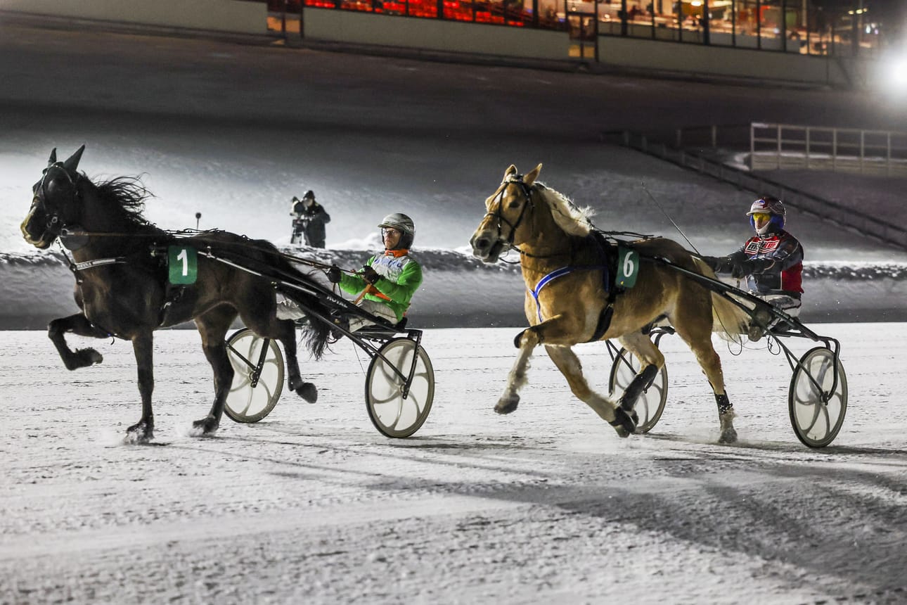 Kuvituskuva: Valtakunnalliset magic monday -ravit Mäntyvaarassa. Lähtö 4. Voittaja num. 1 RAPPODINA, ohjastaja Ville Pohjola. Toiseksi num. 6 PIKKU-RYTI, ohjastaja Mauri Jaara.