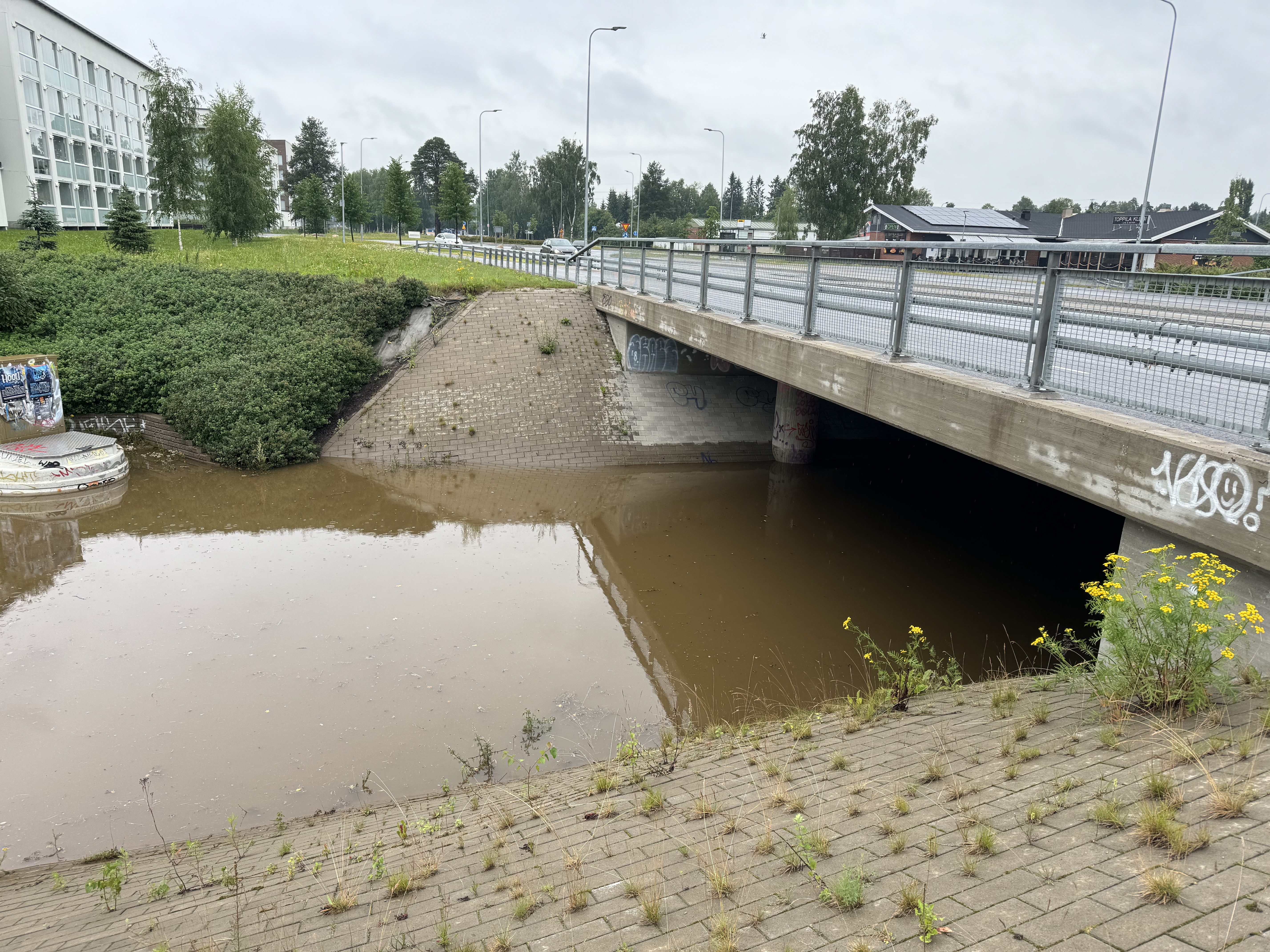 Alikulku tulvi rankkasateiden jälkeen perjantaiaamuna Toppilassa.
