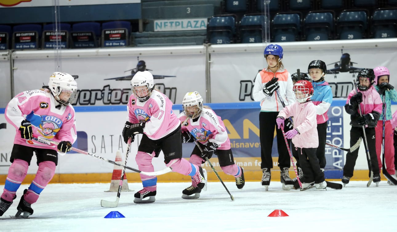 Raksilassa ei ihan joka päivä nähdä pinkkejä peliasuja.