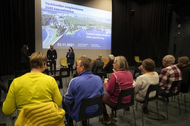 Kaavoitusjohtaja Päivi Korkealaakso, yleiskaavoittaja Jussi Telaranta ja yleiskaavoittaja Annika Birell olivat yleisön tentattavina Vaasan Vaskiluodon osayleiskaavaa ja suunnitelmia käsittelevässä tilaisuudessa. KUVA: JARNO PELLINEN