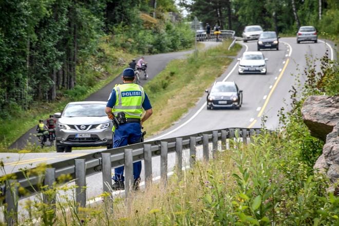 Poliisi valvoi liikennettä Saaristotiellä Paraisilla perjantaina. Ihmiset ilmoittavat ratsioista ja kannettavista tutkista toisilleen esimerkiksi sosiaalisessa mediassa tai puhelinsovelluksissa.
