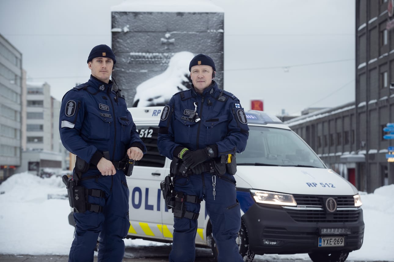Pohjanmaan poliisilaitoksen vanhemmat konstaapelit Thomas Ekqvist ja Jarno Heikkilä tähdittävät tosi-tv-sarjan uutta kautta.