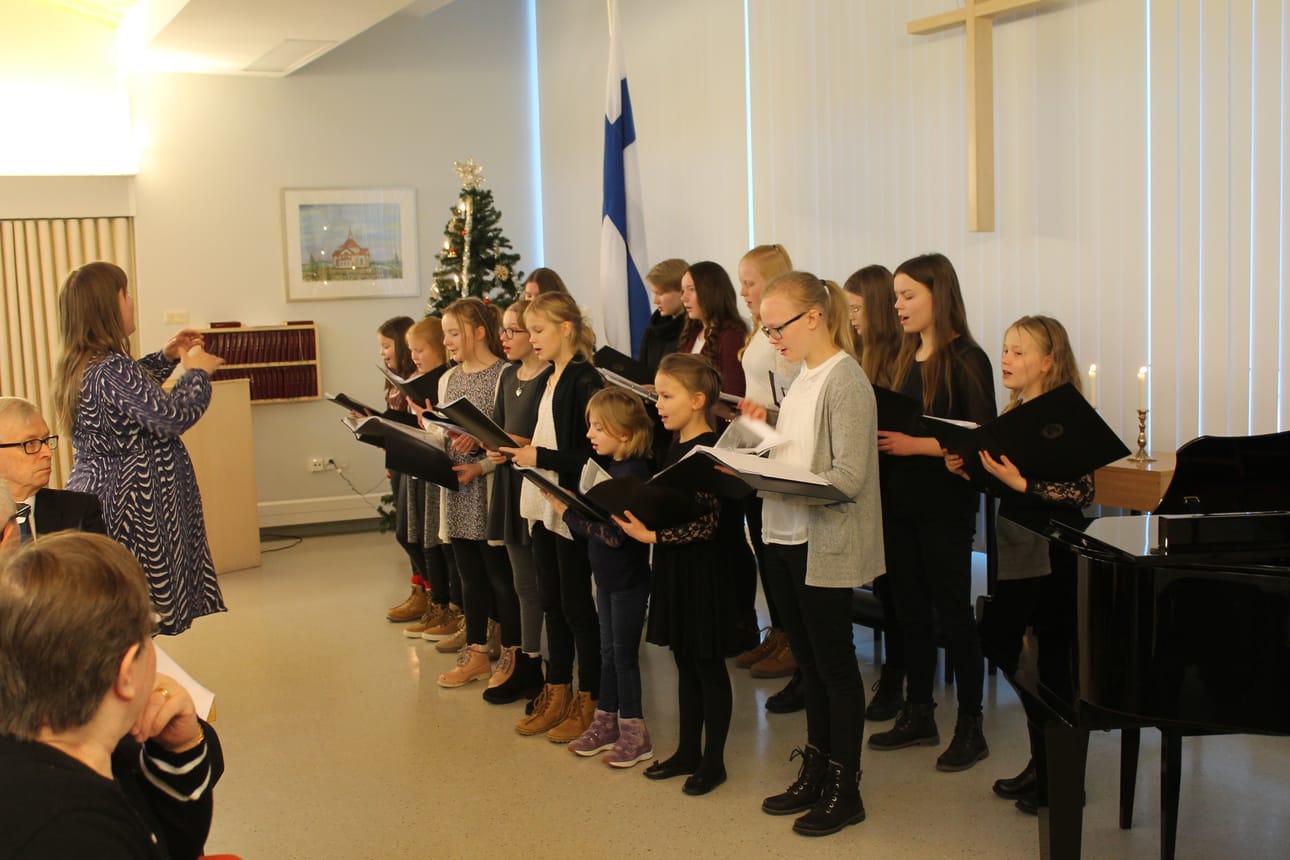 Taivalkoskella kuultiin tyttökuoroa Emmi Muholan johdolla.