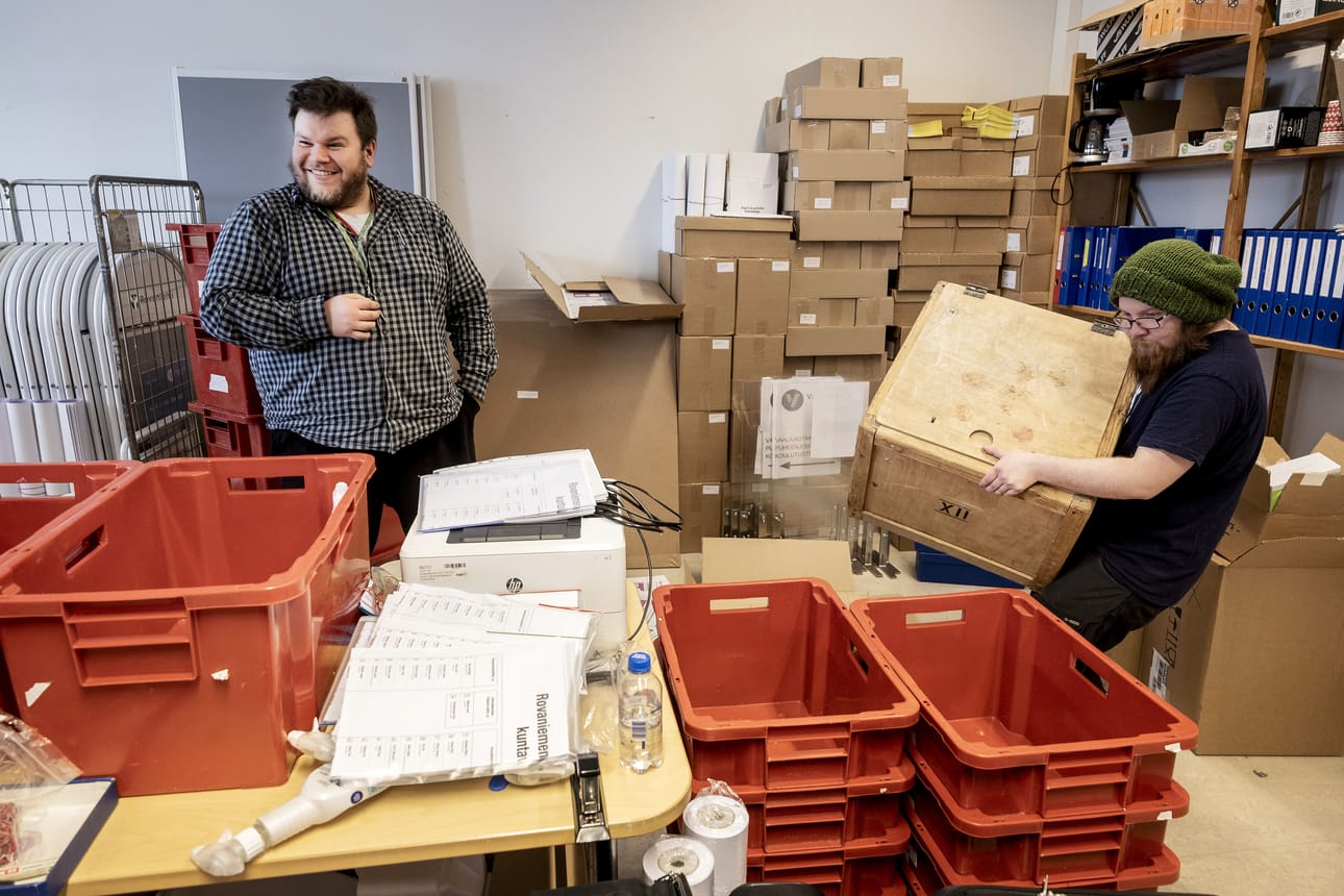 Rovaniemen vaaliassistentti Antti Räsänen oli torstaina valmistelemassa vaaleja Feomir Korhosen kanssa. Samaan aikaan käytävät alue- ja kuntavaalit aiheuttavat kaksinkertaisen työmäärän vaalien järjestäjille.