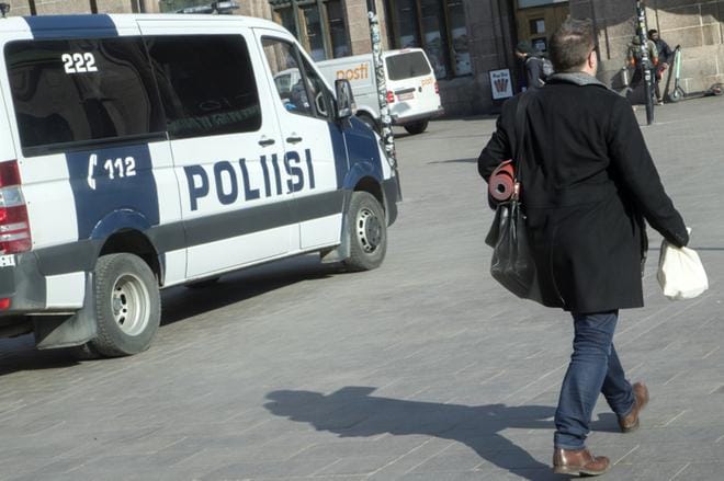 Poliisi valmistautuu mahdollisesti viikkoja kestävään liikkumisrajoitusten valvontaan. KUVA: Mauri Ratilainen