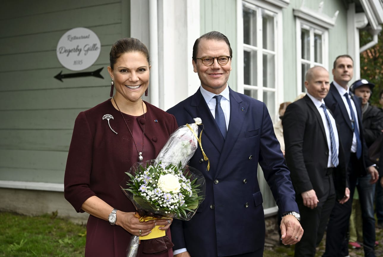 Kruununprinsessa Victoria ja prinssi Daniel tapaavat vaasalaisia Hovioikeudenpuistikolla perjantaina aamupäivällä. Arkistokuva.
