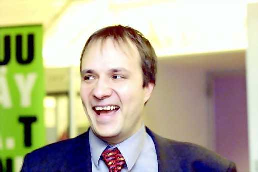 Vielä naurattaa . Jan Walden ei ole menettänyt huumoriaan,vaikka jalkapalloliigan katsomot ovat puolityhjiä.