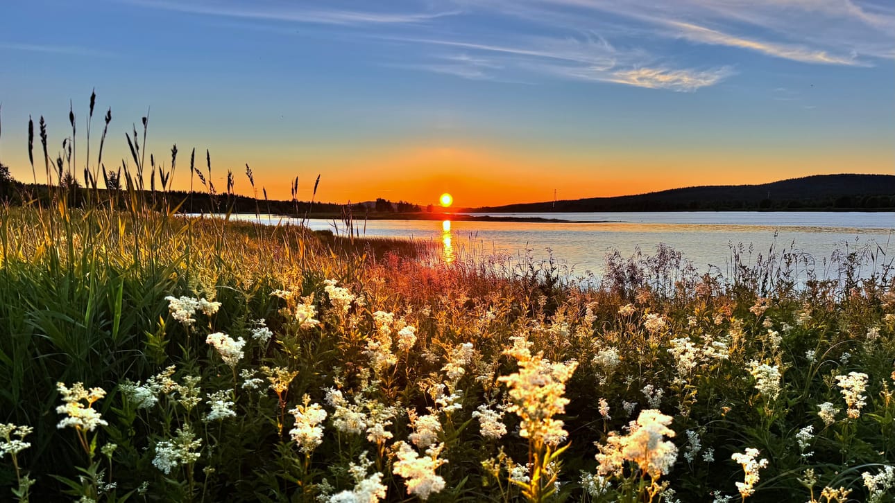 Keskiyön aurinko loimotti kello 23.59 Ylikylästä kuvattuna.