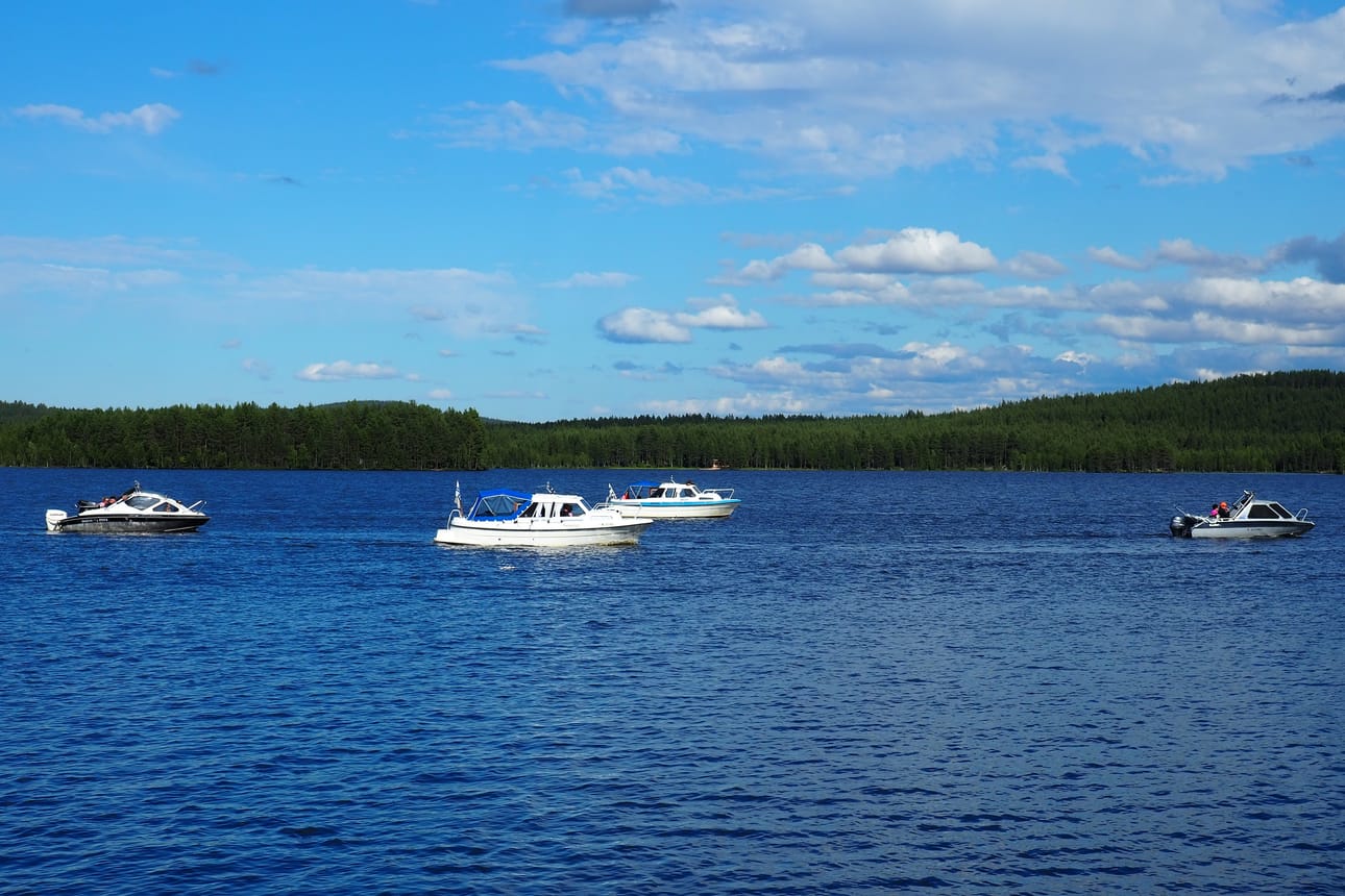 Kemijärvellä Lehtolan entisestä kalasatamasta lauantaina iltapäivästä käynnistyneeseen venemielenilmaukseen osallistui lähes 30 venekuntaa.