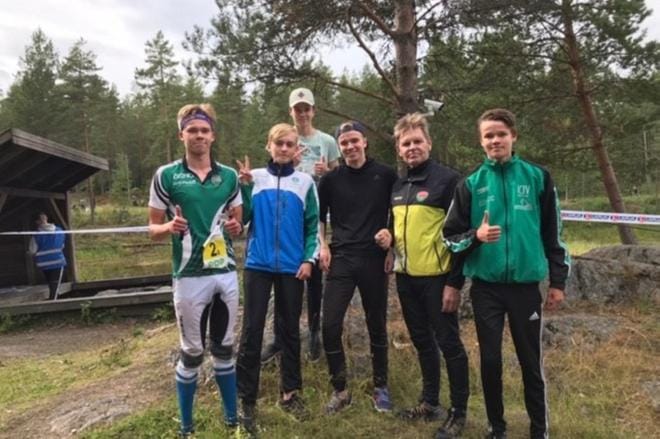 Lapualla järjestetyssä suunnistuksen maakuntaviestissä joukkuehopeaa voittivat Antton Sankelo (vas.), Juuso Ekola, Verneri Sankelo, Hermanni Sankelo, Reijo Toppari ja Sampo Sankelo. Kuva: Tuija Katajamäki