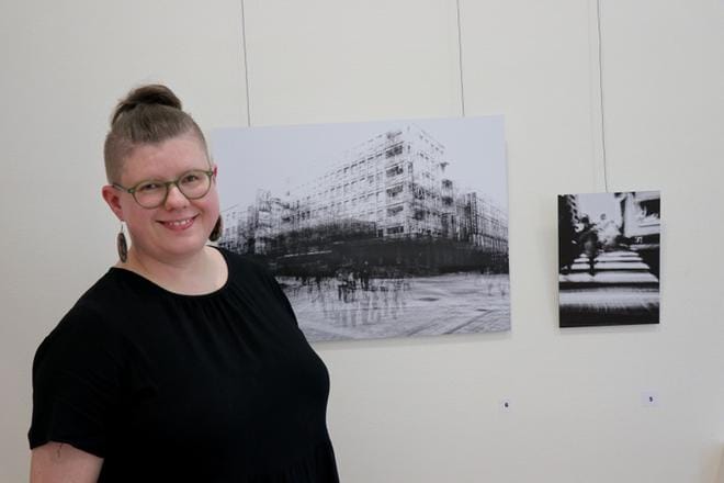 Nelimarkka kertoo ottavansa sekä väri- että mustavalkokuvia. Enemmän häntä viehättävät jälkimmäiset ja niitä ovat myös kaikki näyttelyssä esillä olevat kuvat. Kuva: Vilja Vainio