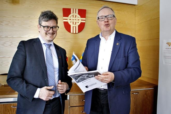 Kunnanjohtaja Rurik Ahlberg ja talousjohtaja Rabbe Eklund iloitsevat viime vuoden vahvasta, ylijäämäisestä tilinpäätöksestä. Yritystontteja on runsaasti tarjolla, ja kunnan työllisyysluvut ovat hyvät. KUVA: ANNE LAURILA
