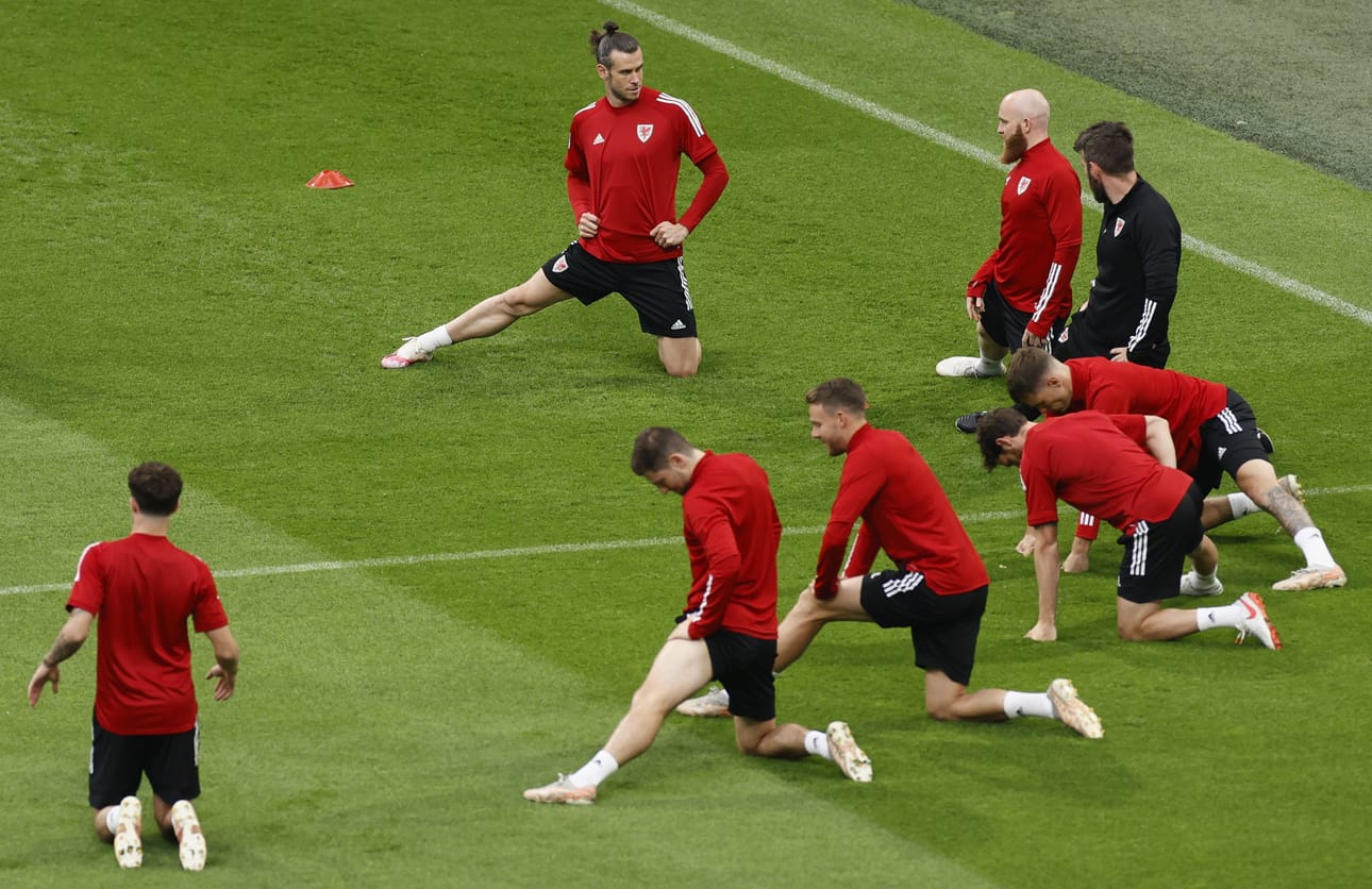 Wales on valmis kohtaamaan Tanskan tänään Amsterdamissa Gareth Balen (keskellä) johdolla.