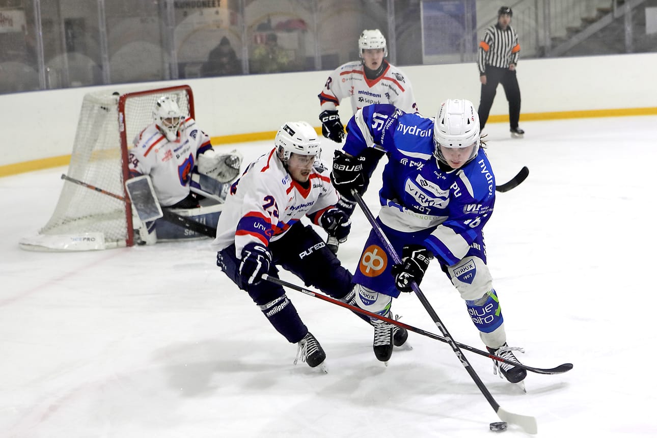 Matias Kangaskoski (oik.) iski Virkiä Hockeylle tärkeän voittomaalin Suomi-sarjan neljännessä puolivälierässä maanantaina Lapualla. Arkistokuva.