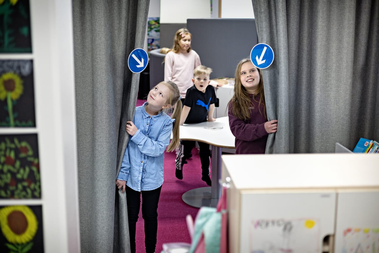 Akustiikkaverhot erottavat Peikkopuron viereisestä tilasta. Ritavuoren koulun oppilaat Lyydia Kangas ja Fiia Halmesmäki esittelevät, miltä liki viisi vuotta sitten valmistuneessa rakennuksessa näyttää.