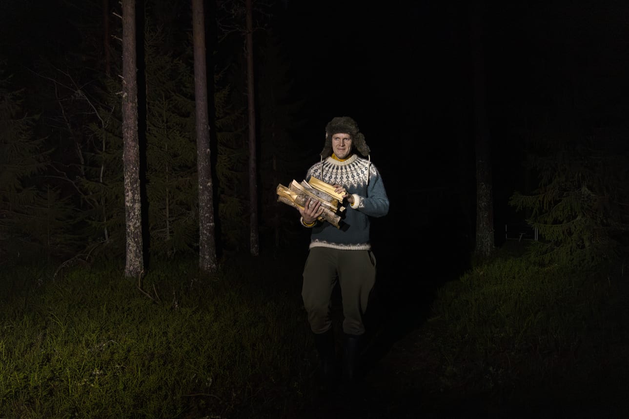 Elektroneja odotellessa ehtii Maan pinnalla pimeässä puuhata monenlaista, kuten istua nuotiolla ja lämmittää saunaa. Lauri Holappa tutkii revontulia työkseen mutta on kiinnostunut myös niiden näkemisestä.