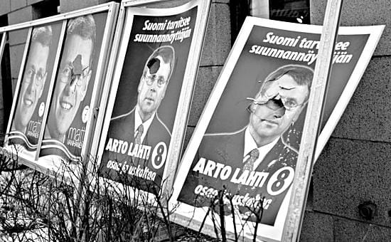 On taas se aika. Presidentinvaaleissa astuttiin keskiviikkona askel eteenpäin, kun vaalijulisteet ilmaantuivat kaupunkien ja taajamien katukuvaan. Esimerkiksi Oulussa niitä voivat ehdokkaidentaustajoukot laittaa kaikille äänestysalueille eli 39:ään eri paikkaan.