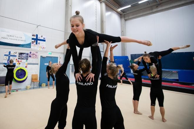 Viime lokakuussa otetussa arkistokuvassa tamperelainen Minetit Fire tekee viimeistelyharjoituksiaan ennen EM-kisoja. Minettien valmentaja Titta Heikkilä joutui marraskuussa kohun keskelle, kun Urheilulehti julkaisi kirjoituksen, jonka mukaan menestysvalmentaja on nöyryyttänyt ja alistanut valmennettaviaan. Voimisteluliitto ilmoitti ennen joulua aloittavansa tapauksen selvitykset. Viime viikkoina Suomessa on käyty paljon keskustelua siitä, mitä on hyvä valmentajuus. KUVA: