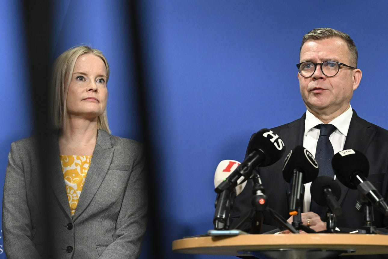 Valtiovarainministeri Riikka Purra (ps.) ja pääministeri Petteri Orpo (kok.) ennen hallituksen budjettiriihen alkua tiistaina. LEHTIKUVA / HEIKKI SAUKKOMAA