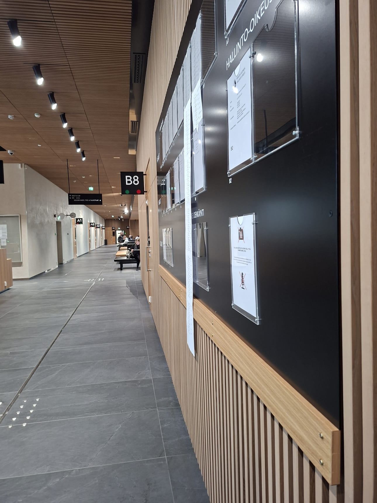 Syytettyjä on niin paljon, että oikeudenkäynnin istuntosalin ja käsittelyn osapuolet osoittava juttuluettelo ulottuu oikeustalon ilmoitustaulun laidan yli.