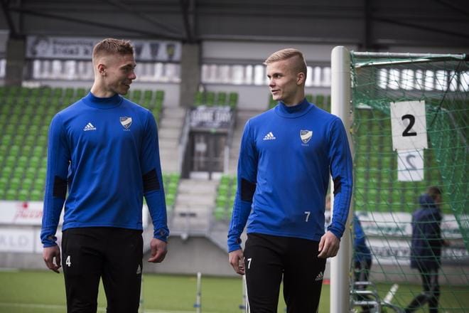 Jeremiah Streng ja Benjamin Hiekkanen kuuluvat VIFK:n nuoriin lupauksiin, jotka ovat jo esiintyneet ikäluokkamaajoukkueissa. Streng ja Hiekkanen ovat hyvät ystävykset vapaa-ajallakin. KUVA: JARNO PELLINEN