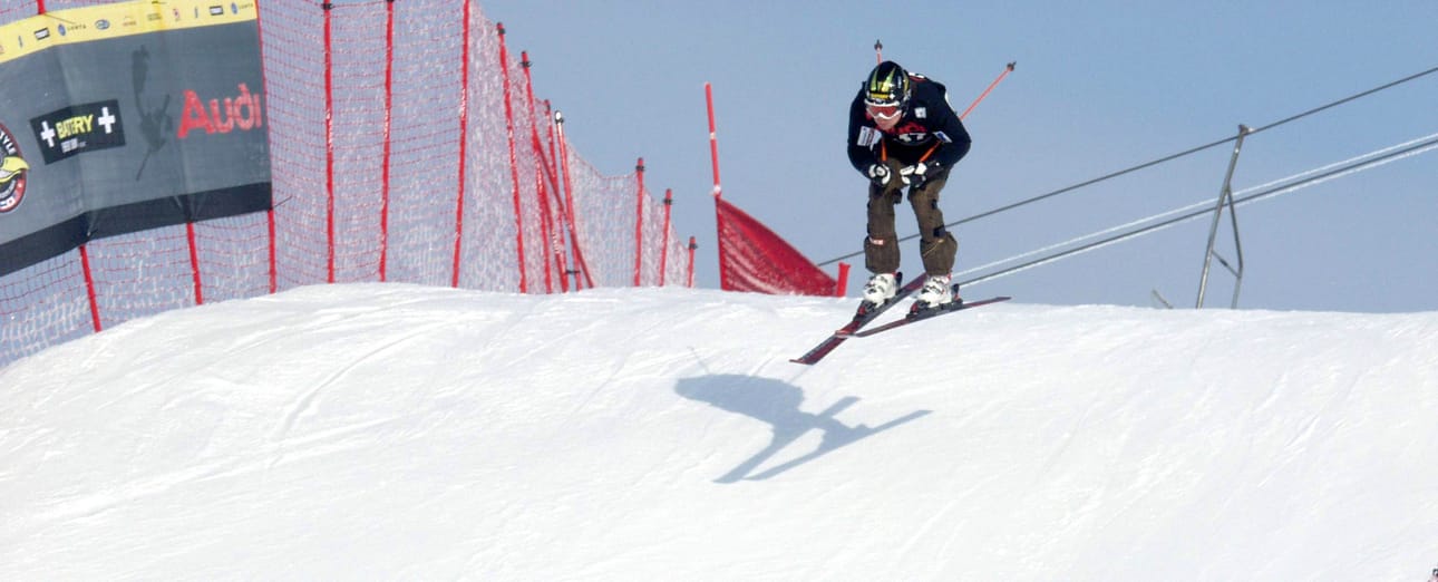 Freestylen maailmanmestaruuksista kisattiin Rukalla vuonna 2005. Kuvassa Tommi Viirret vauhdissa MM-kisojen Ski Crossissa.