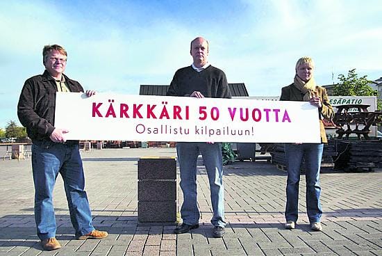 Kotivaran kehityspäällikkö Veijo Mäläskä (vas.), laatu- ja tuotantopäällikkö Kaisa Virtanen ja markkinointivastaava Eero Hatunen juhlivat kärkkäriä.