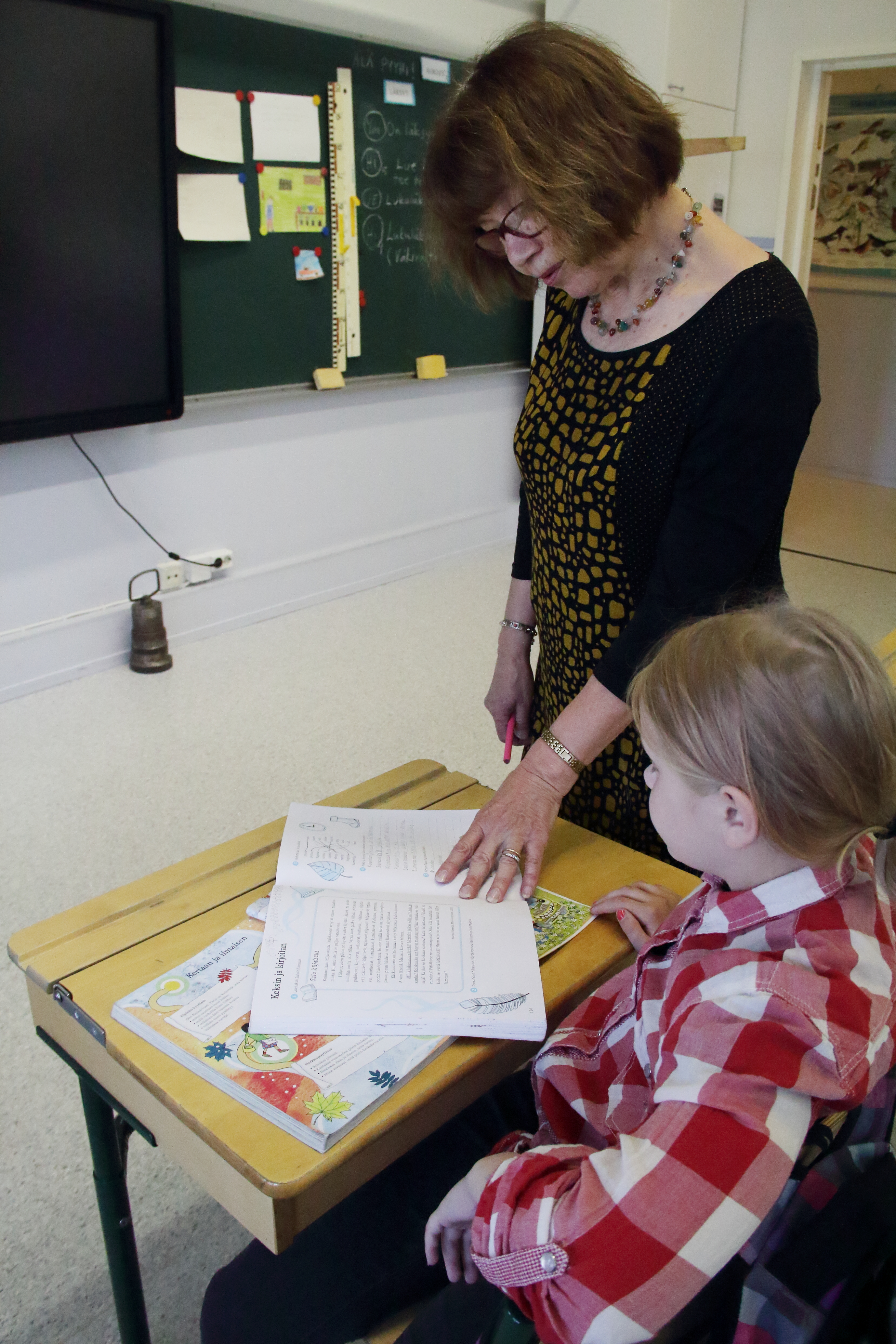 Opettaja Hilkka Rautonen-Sulku äidinkielen tuntia pitämässä. Hänellä alkavat työt olla vähissä, sillä eläkepäivät häämöttävät.