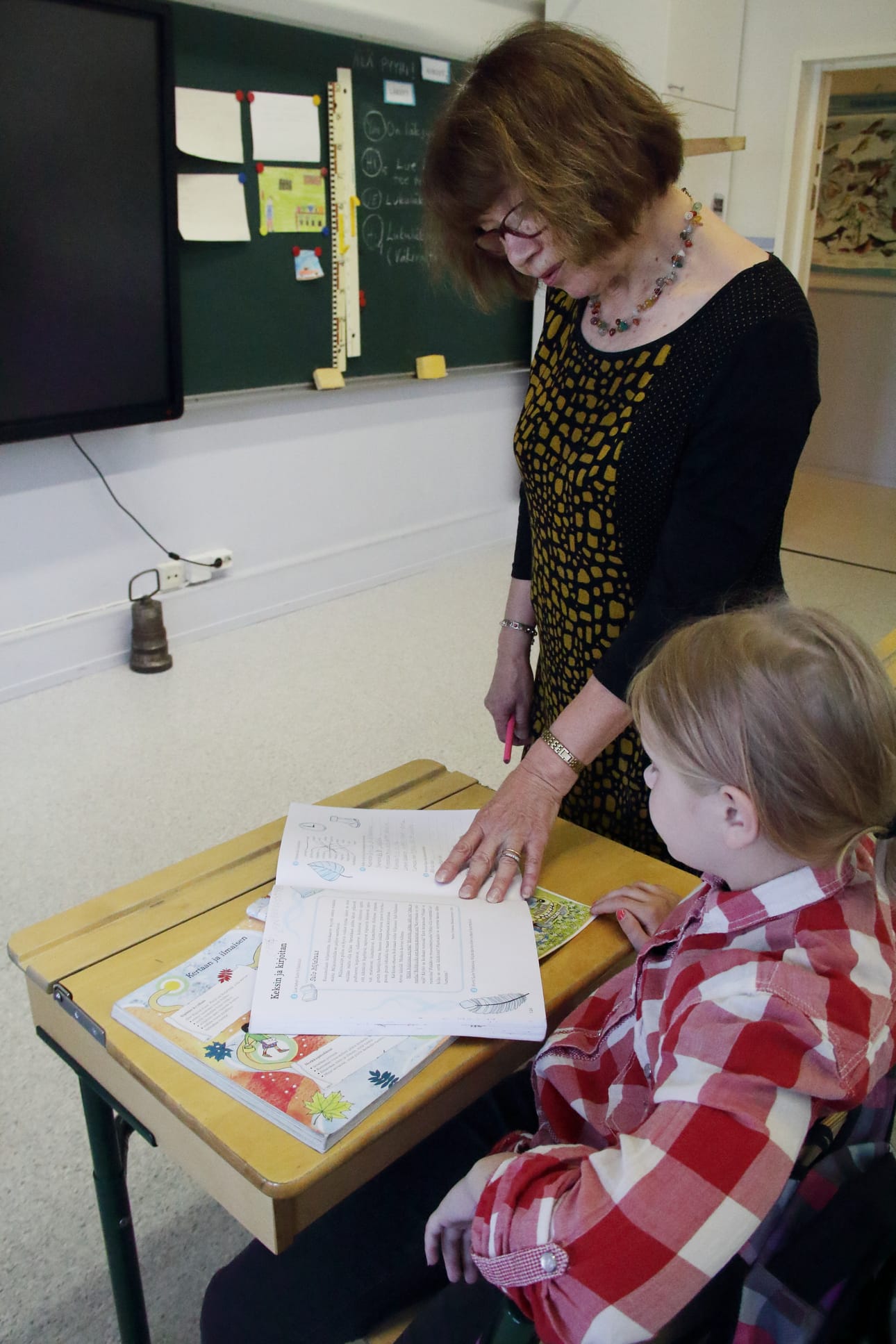 Opettaja Hilkka Rautonen-Sulku äidinkielen tuntia pitämässä. Hänellä alkavat työt olla vähissä, sillä eläkepäivät häämöttävät.