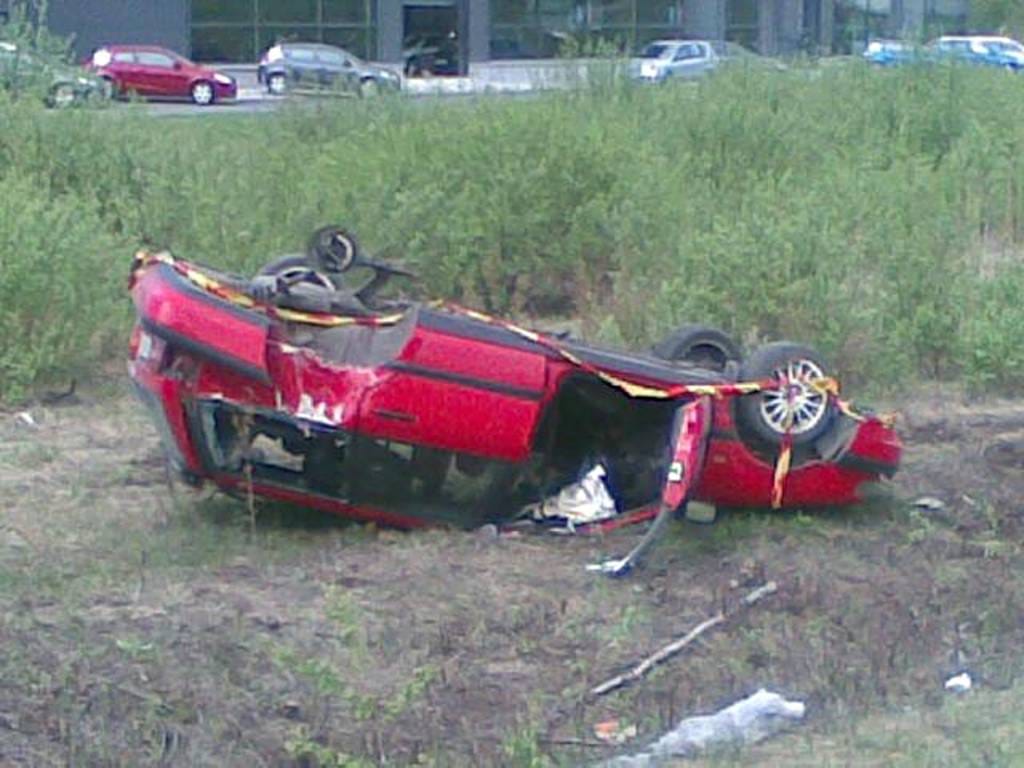 Rattijuopon ulosajama auto vaurioitui pahoin Kaakkurissa lauantaiaamuna.