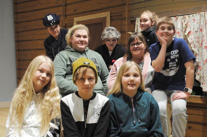 Tekijöistä kuvassa Elviira Kallioniemi, Lotta Suomela, Peppi Kara, Aada Saranpää, Veera Mikkola, Piitu Kiviniemi, Juho Rintamäki sekä Leena Peltoniemi ja Annukka Salminen. KUVA: EEVA-LIISA KULJU