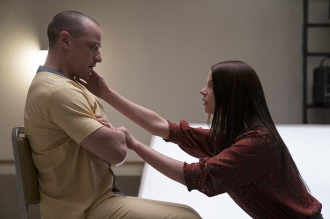 Casey (Anya Taylor-Joy) yrittää tavoittaa lukuisten sivupersoonien riivaamaa miestä (James Avoy) M. Night Shyamalanin uudessa elokuvassa Glass. KUVA: UNIVERSAL PICTURES