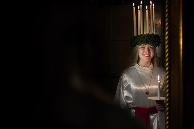 Bragen Luciaksi valittiin tänä vuonna Jennifer Honkala Mustasaaren Bölestä. Hänet voi nähdä tänä iltana Vaasan keskustan läpi menevässä Lucia-kulkueessa ja juhlassa Vaasan kaupungintalossa. KUVA: MINNA HIRVELÄ