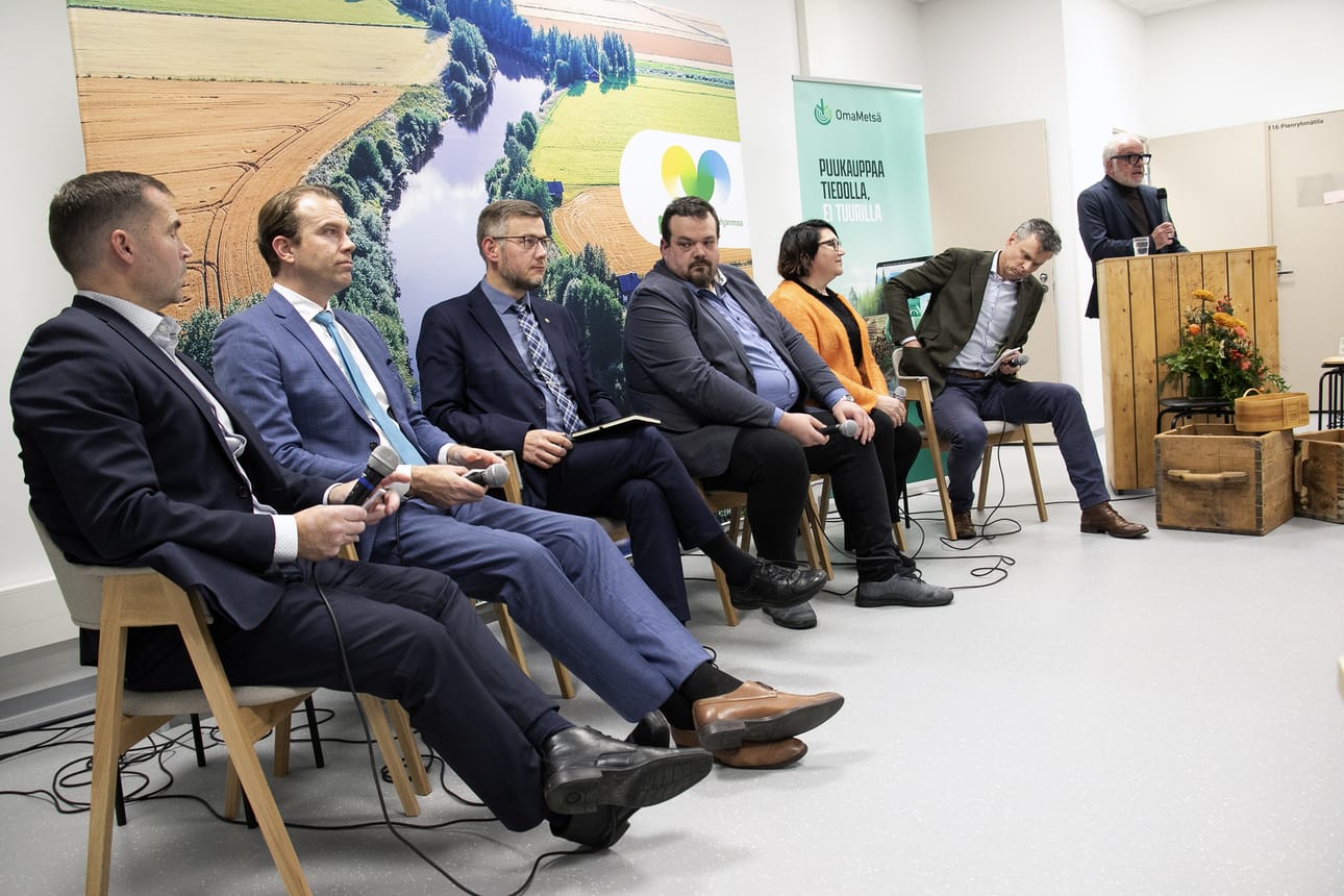 Tero Hemmilä (vasemmalla), Ilkka Pohjamo, Eerikki Viljanen, Antti Kangas, Kati Partanen ja Juha Junnila pyrkivät MTK:n puheenjohtajiksi. Kauhajoella pidetyn paneelin vetäjänä toimi ex-uutisankkuri Matti Rönkä.