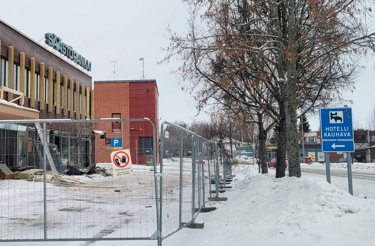 Metalliaidat ympäröivät hotelli-ravintola-pankkitalon purkutyömaata Kauhavan keskustassa. Virallinen opaste opastaa yhä jämerästi mahdollisia vieraita. Valtatien varrella opastus on "hotelli Kantriin".
