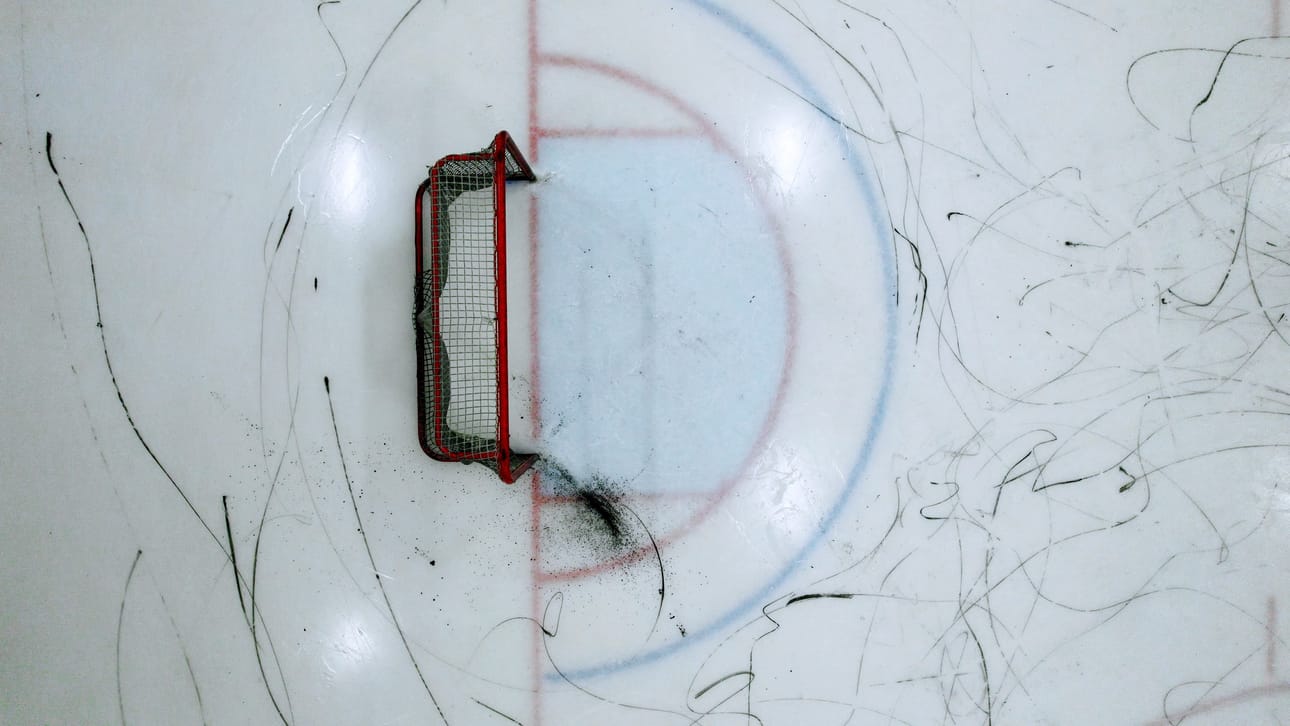Emma Fält & Iida Valkonen Trajectories I, 2023. Valkosen ja Fältin videoinstallaatio syntyi yhteistyönä ringettejoukkueen ja muiden ammattilaisten kanssa.