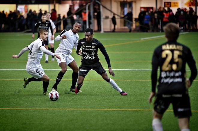 SJK:n Jude Arthur oli FC Hakan Anton Popovitchin ja Samuel Chidin puristuksessa. KUVA: TOMI KOSONEN