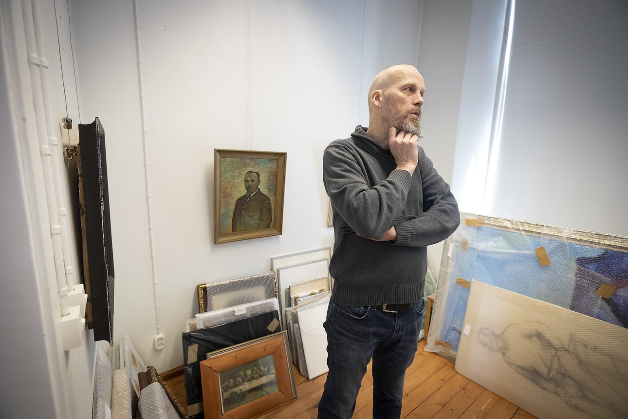 Janne Nevala kuvattuna Vilho Lampi -museossa.