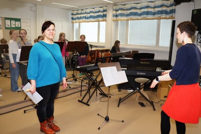 Hannulan koulun lava käy ahtaaksi, kun 130 esiintyjää esiintyy musiikkiluokkien juhlakonsertissa