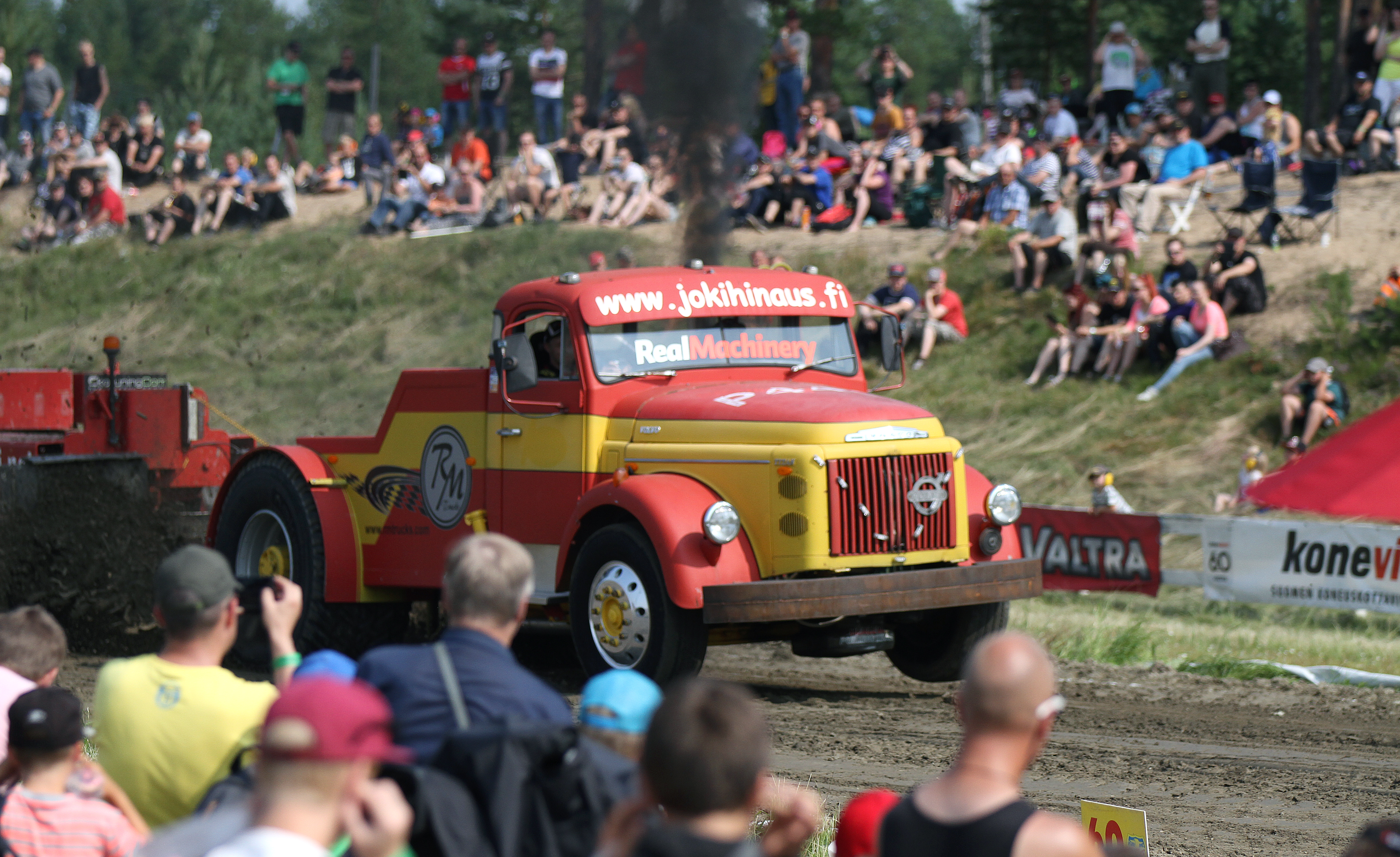 Race Trucks luokassa kilpaillaan kuorma-autoilla. Moottorit ovat viritetty jopa 1400 hevosvoiman lukemiin.