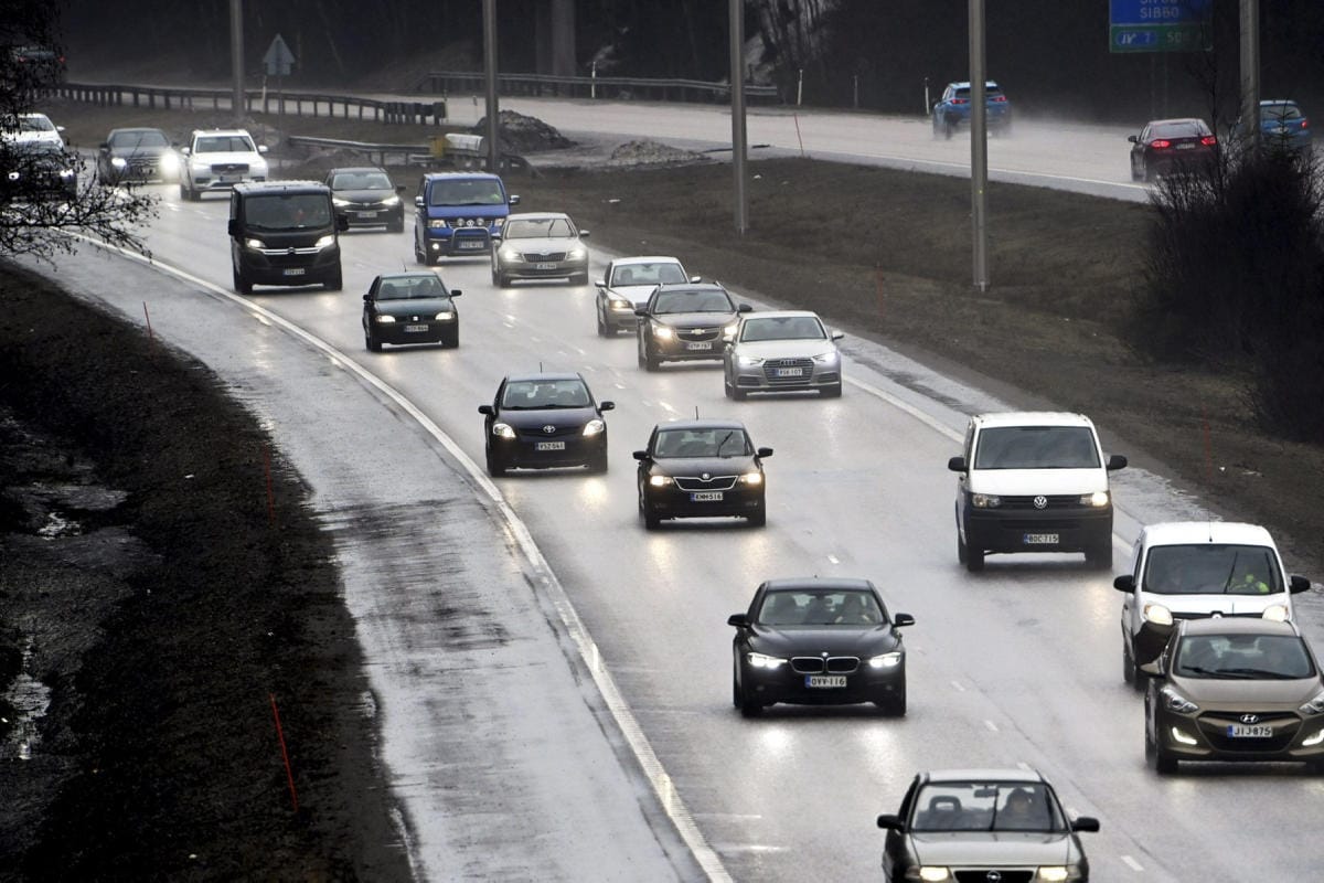 Kuvassa kiirastorstain menoliikennettä Nelostiellä Vantaalla. LEHTIKUVA / MARKKU ULANDER