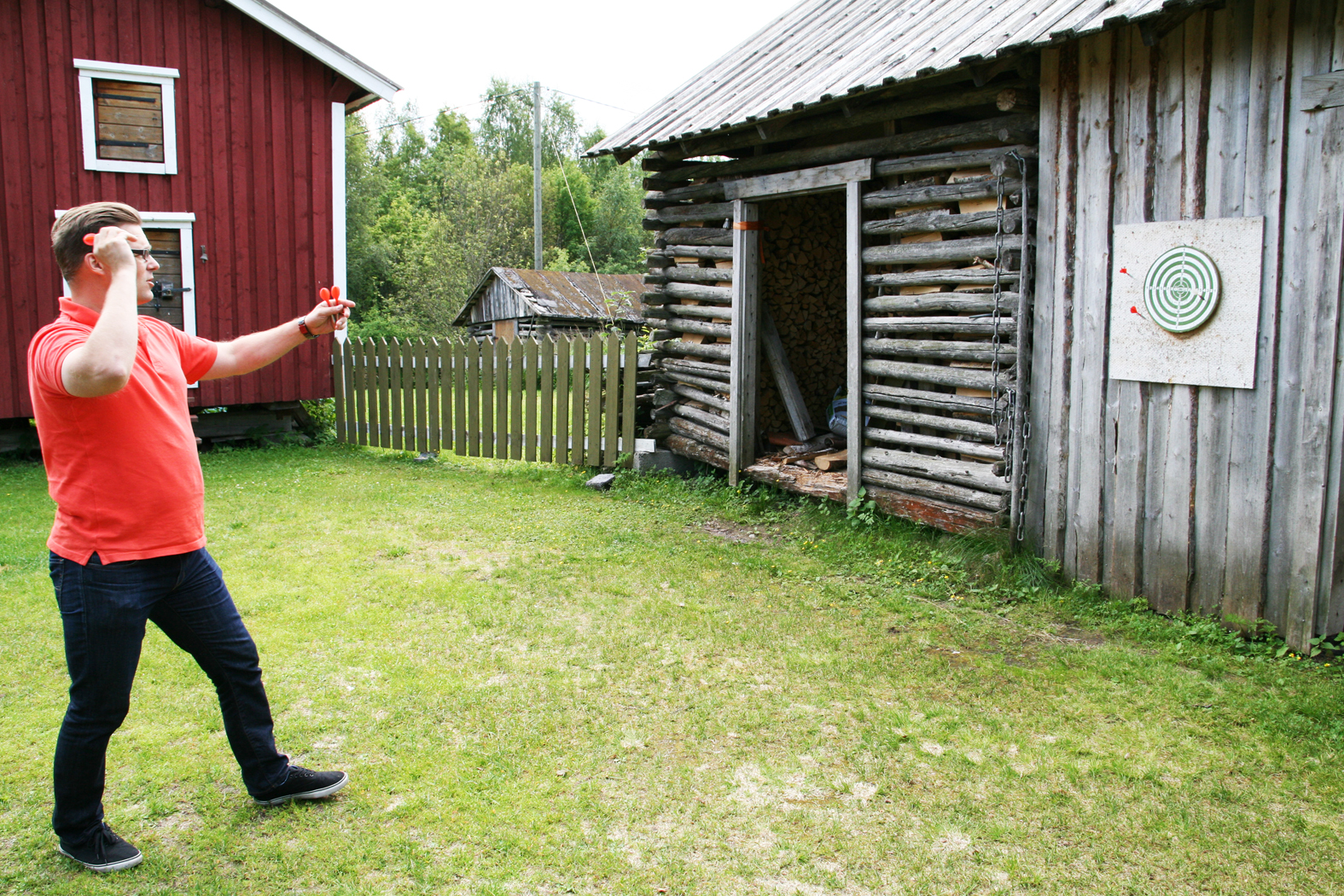 Jani Länkinen käy kotiseudullaan Lumijoella mielellään. Kesäpäivä sujuu vaikka tikkaa heittäen.