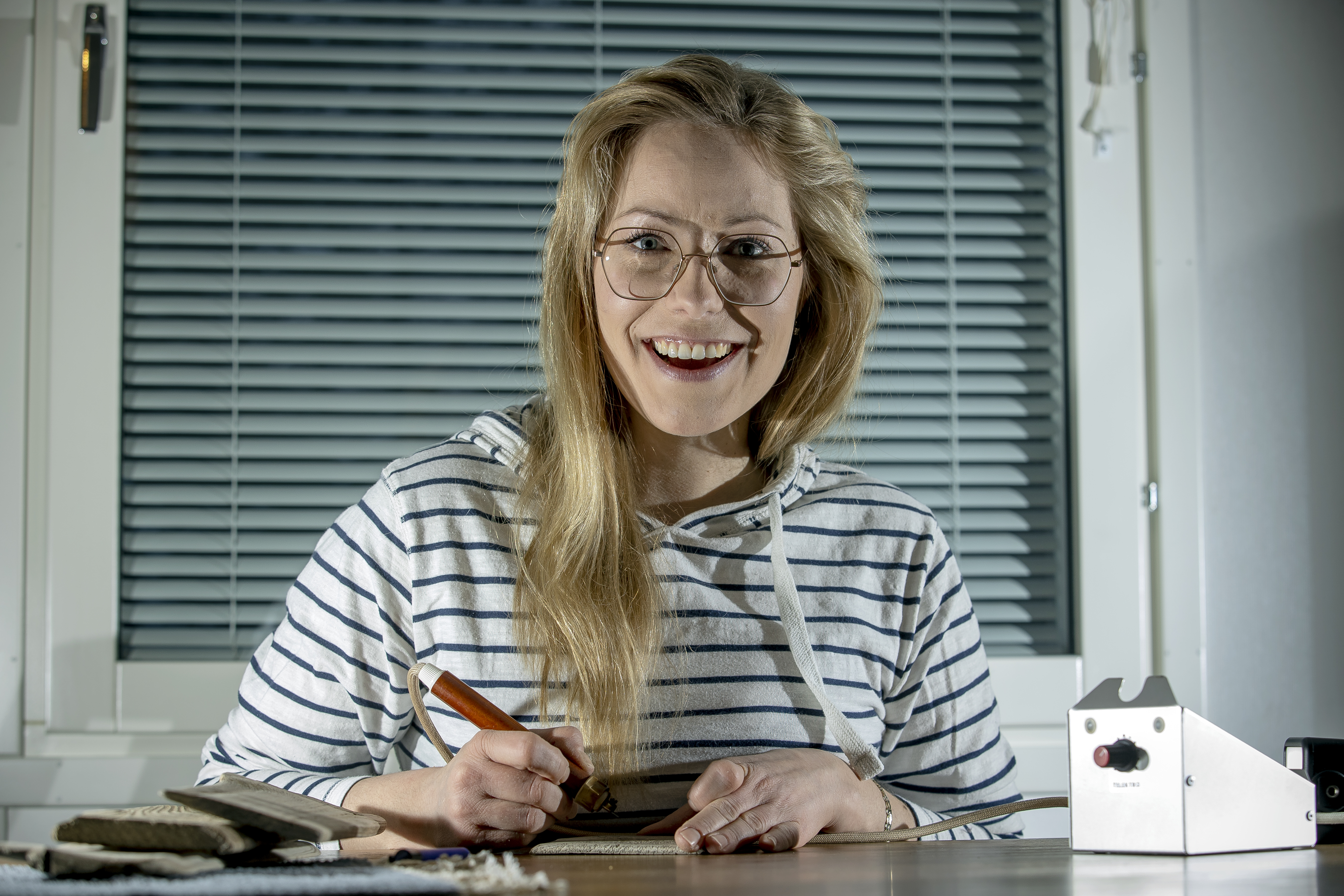 Laura tekee taidetta puulle polttokynällä