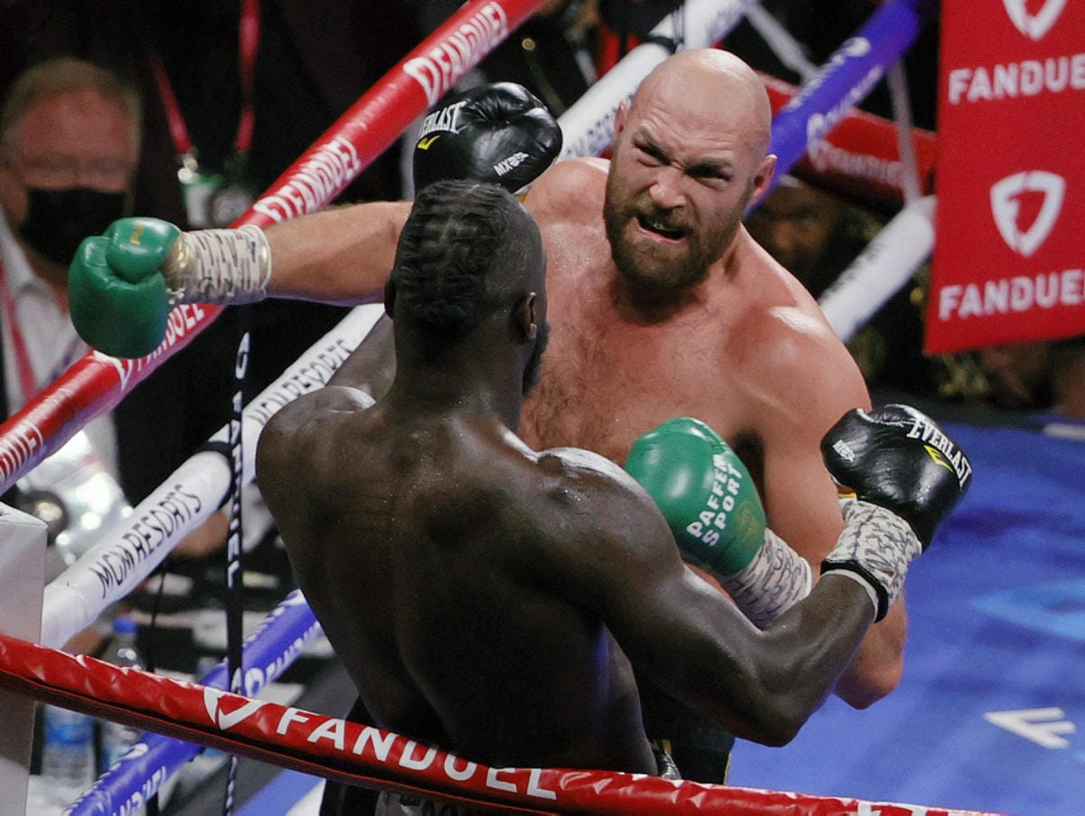 Tyson Fury voitti lokakuussa Deontay Wilderin (selin) pitäen WBC-mestaruuden hallussaan. LEHTIKUVA / AFP