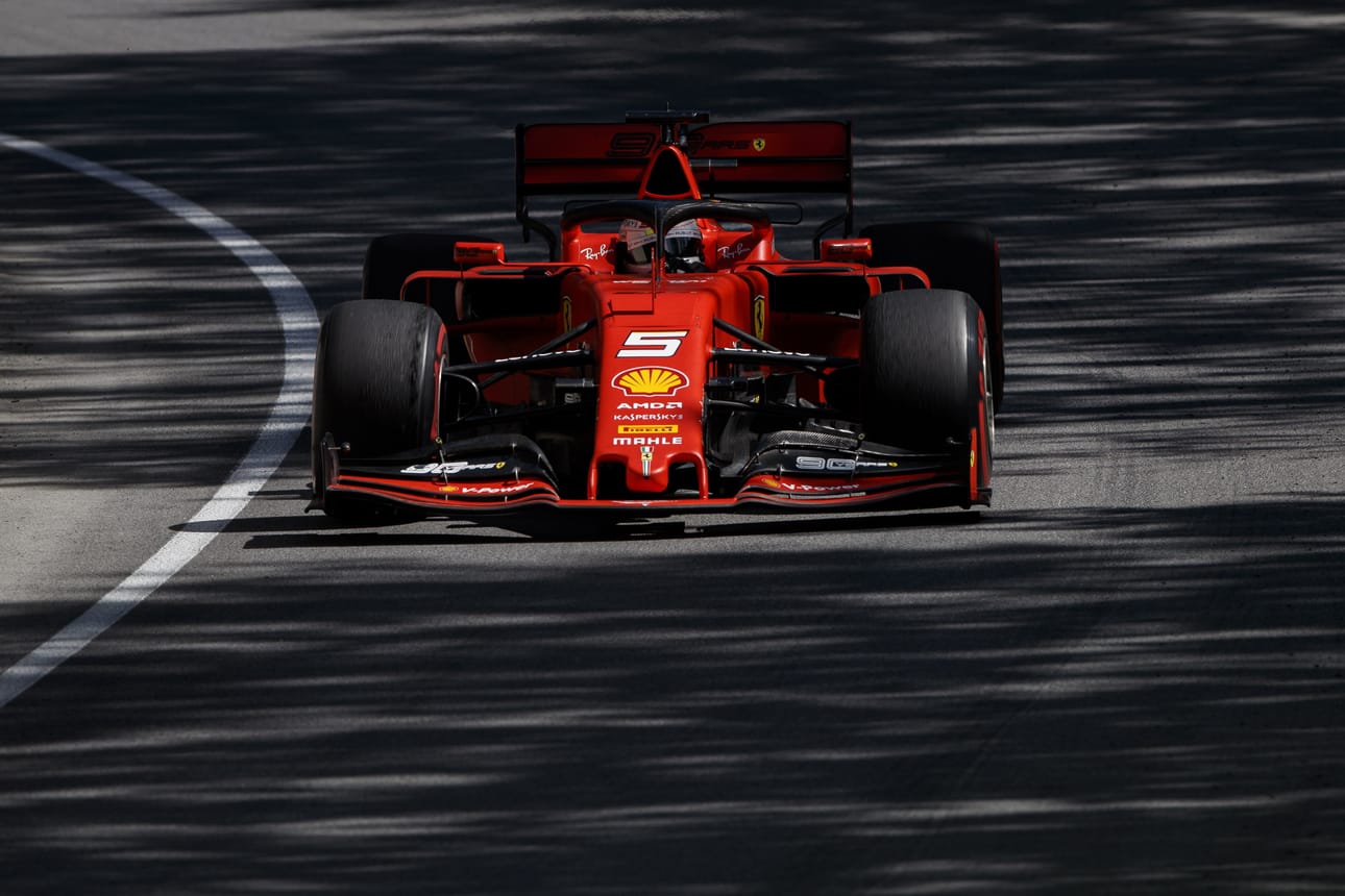 Sebastian Vettel ajoi ruutulipulle ensimmäisenä Kanadan gp:ssä, mutta tuomariston antama viiden sekunnin aikasakko vei saksalaiselta kauden ensimmäisen voiton. Voittajaksi julistettiin Lewis Hamilton.