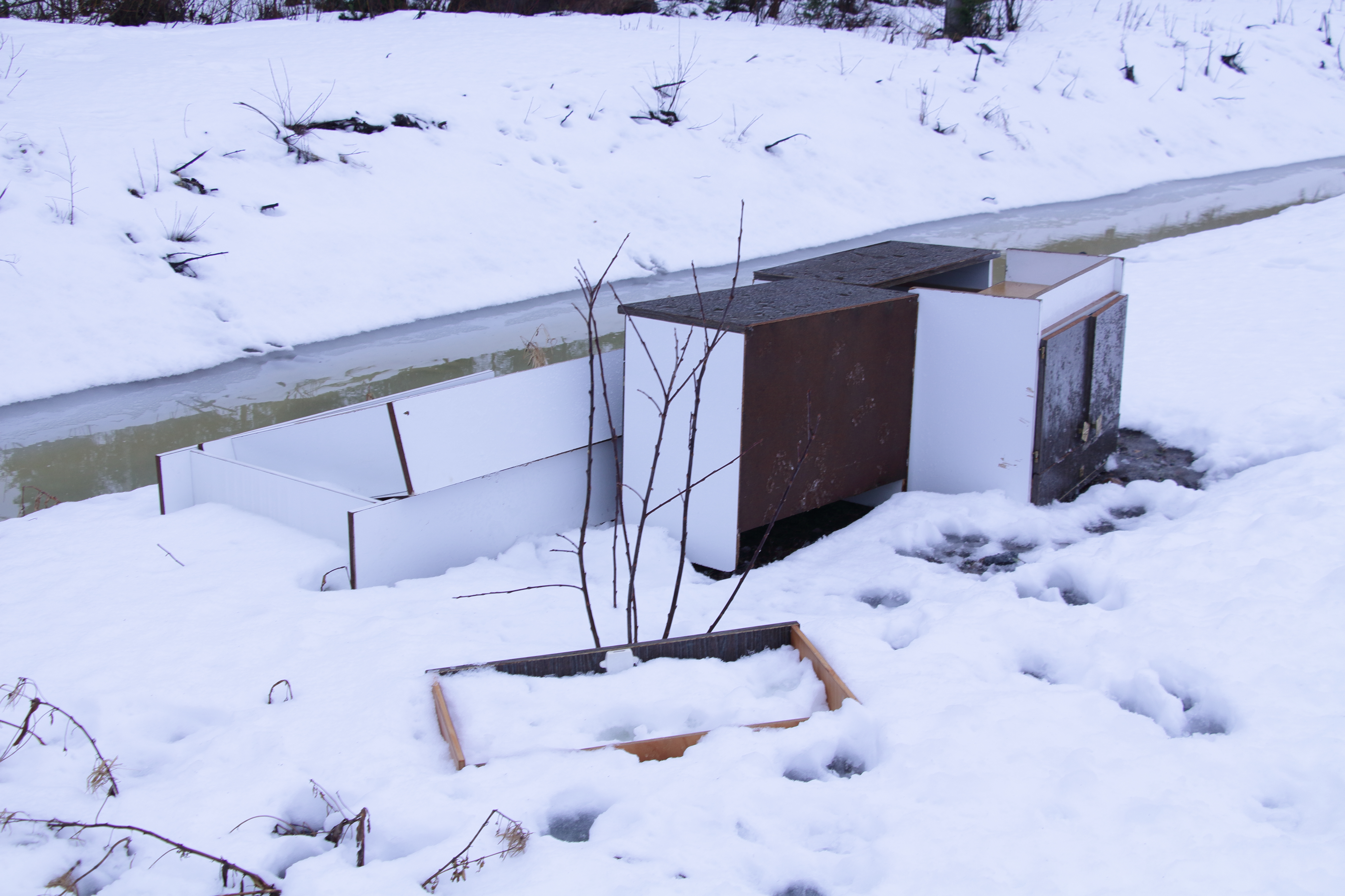 Palvelusaikansa suorittaneen kirjahyllyn osat päätyivät luvattomaan loppusijoituspaikkaan. 