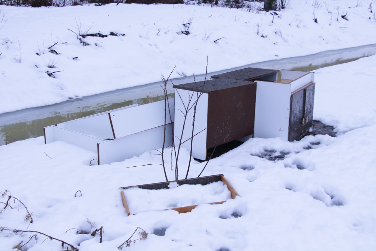 Palvelusaikansa suorittaneen kirjahyllyn osat päätyivät luvattomaan loppusijoituspaikkaan.