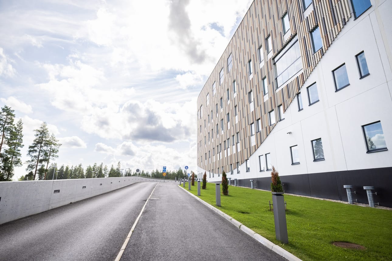 Rankkasateet ovat saaneet veden tulvimaan useampiin sairaalanmäen rakennuksiin, kuten 2021 valmistuneeseen M-taloon. Arkistokuva.
