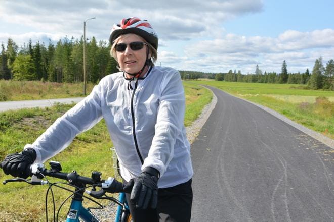 Alavutelainen Hannele Keckmann pyöräili uutta pyörätietä Tuuriin maanantaina. Aktiivinen pyöräilijä kokee, että pyörätie tulee kovaan tarpeeseen. KUVA: MIINA HAKALA
