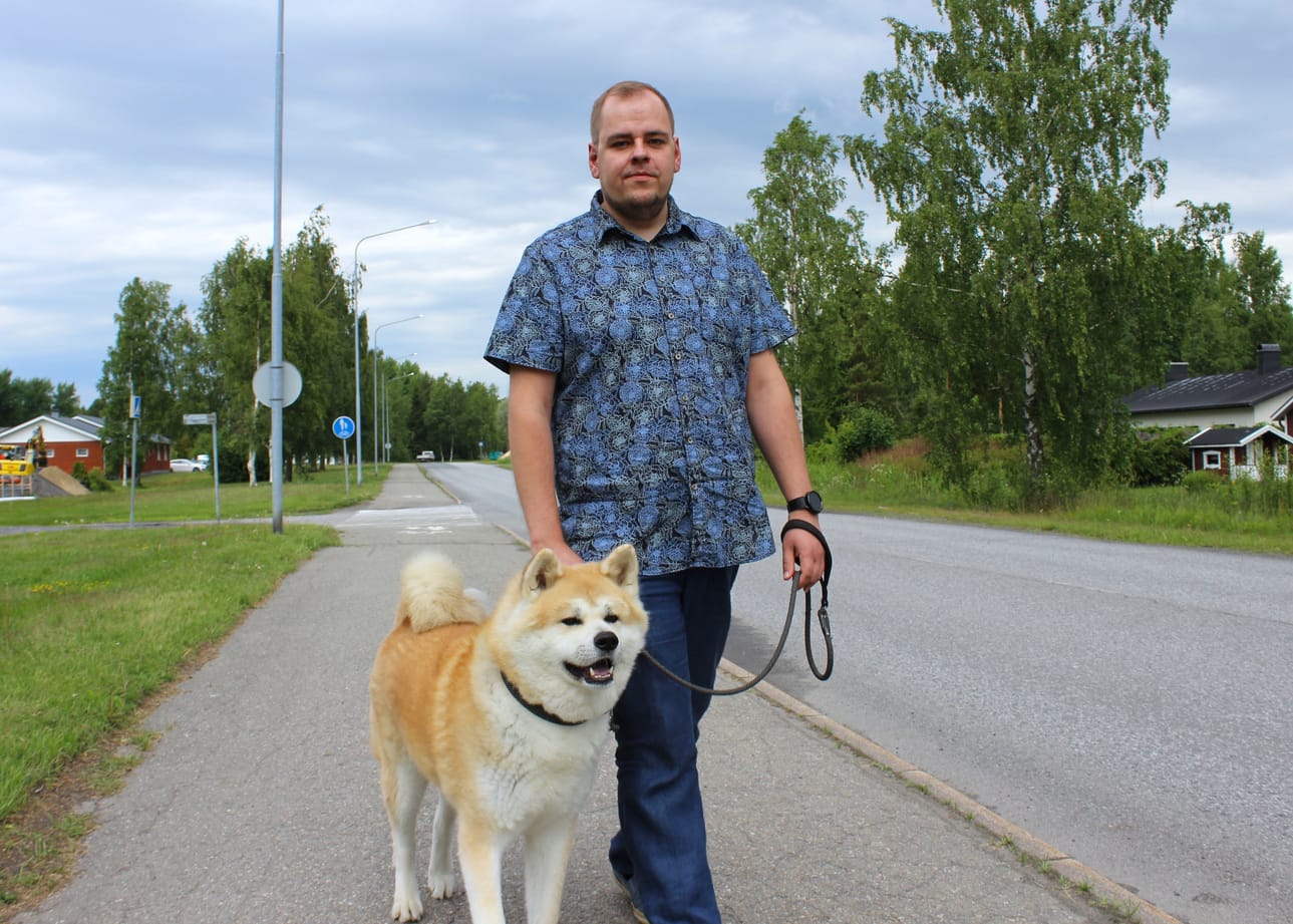 Paul Smeds ja hänen koiransa Akira on tuttu parivaljakko Kantakaupungin kaduilla ja lenkkipoluilla.
